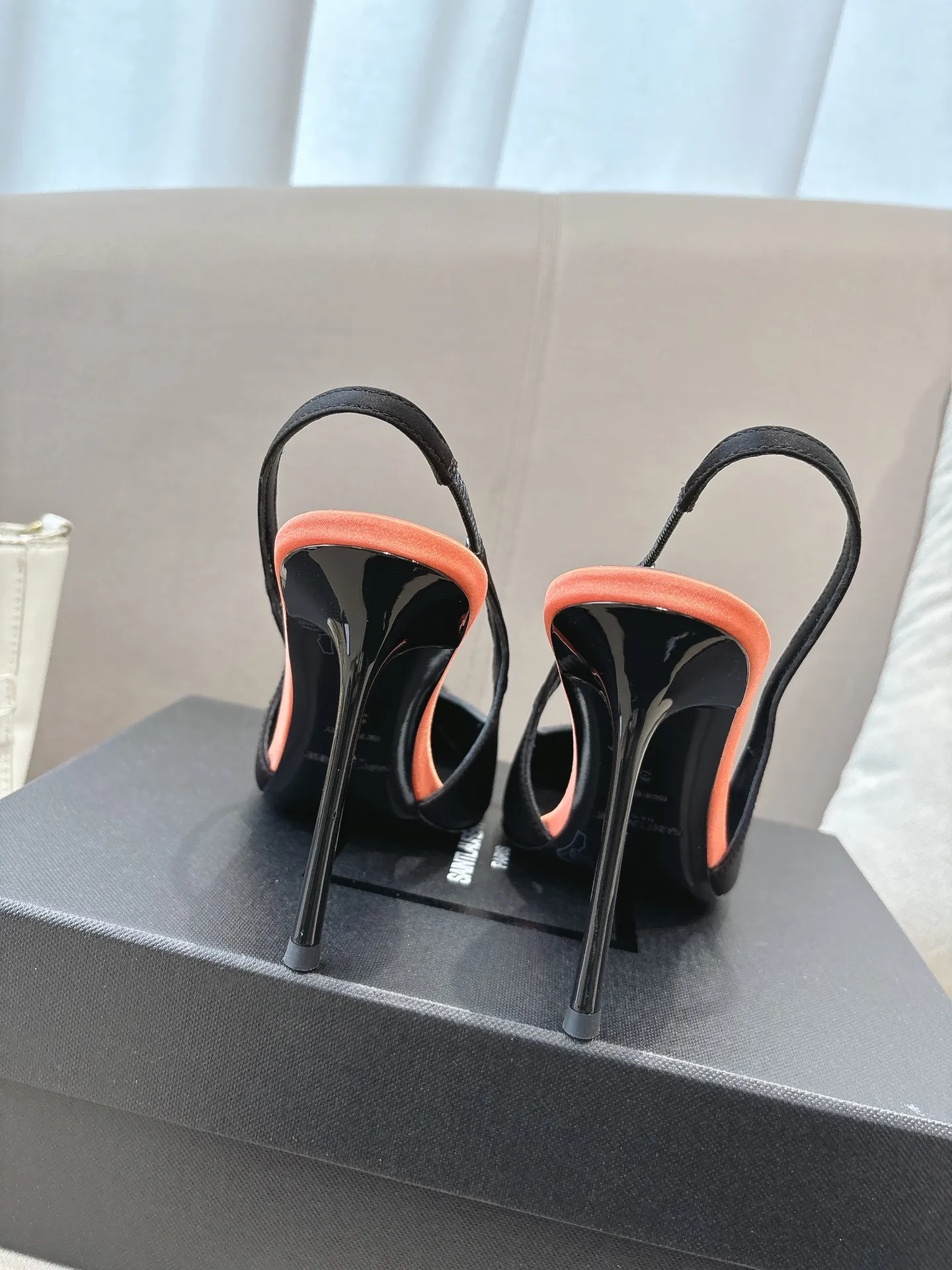 👟👟Ex-factory price 600👟👟 Saint Laurent ysl 25ss/autumn and winter ready-to-wear series catwalk style high heels. The toe and contrasting color design make the final effect quite impressive. Different colors also look good. Straight and curved heels are optional. Only YSL understands women’s hearts best and does not accept refutation. It is a super invincible feminine artifact, a must-have for women (z-brand full-body customization, own molded hardware accessories, perfect consistency) ✔ Upper: imported cow patent leather ✔ Inner lining: imported 🐑 goat leather ✔ Sole: imported genuine leather outsole ✔ Heel height: 10.5cm ✔ Size: 36-39 (40, 41, 42 can be customized and cannot be returned or exchanged) (Full set of packaging)